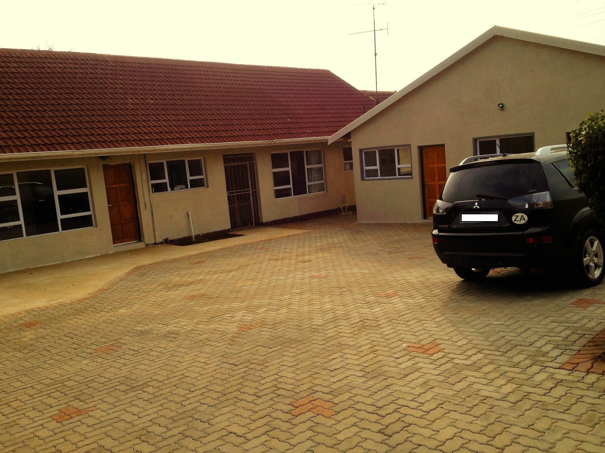 켐턴파크 Afrikawisa At O.R. Tambo International Airport B&B 외부 사진